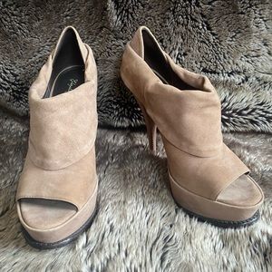 Elizabeth & James taupe suede platform heels 7.5B